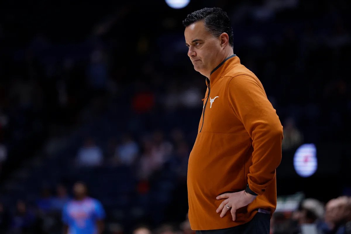 El entrenador de Texas, Sean Miller, reprende al asistente por casi arruinar el timbre del equipo al apresurarse a la cancha demasiado pronto.