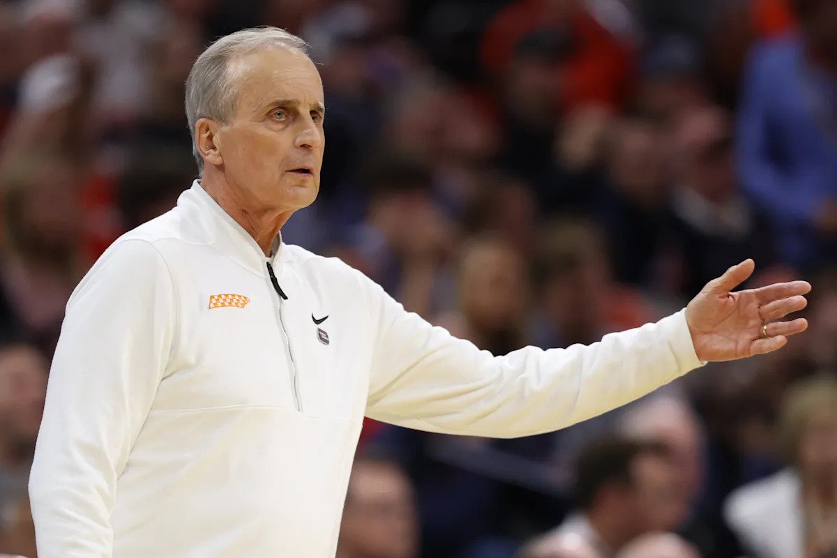 Tennessee sobrevive al último rally de Virginia, aprovecha el último receso oficial y avanza al Sweet 16