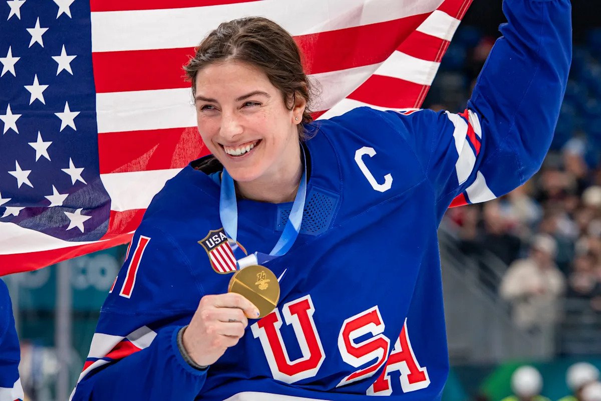 La capitana estadounidense de hockey sobre hielo, Hilary Knight, revela que compitió en los Juegos Olímpicos de Invierno de 2026 con un desgarro del ligamento colateral medial en la rodilla.