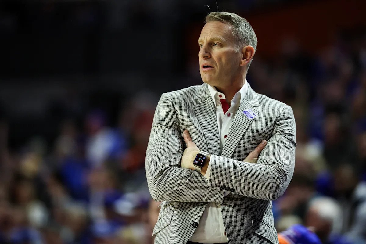 Bajo el encanto campechano de Nate Oats, el entrenador de Alabama está jugando el juego de apalancamiento en un mercado de entrenadores de alto riesgo.