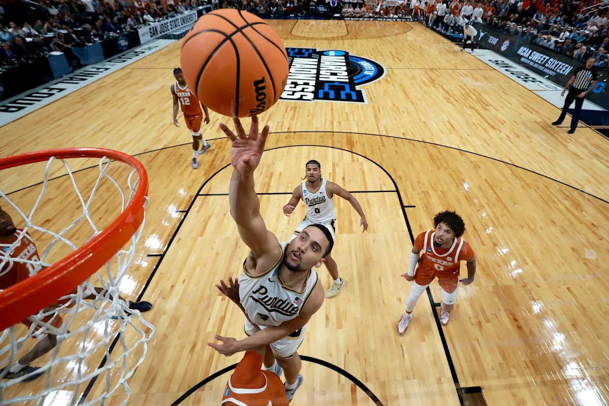 La última decisión del entrenador de Sean Miller resulta contraproducente para Texas después de que Trey Kaufman-Renn de Purdue hiciera un consejo de último segundo