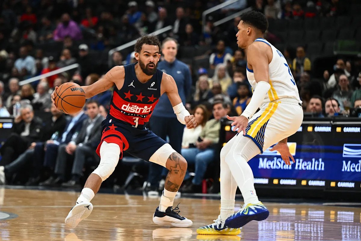 La estrella de los Wizards, Trae Young, abandona temprano el juego de los Warriors debido a una lesión en el cuádriceps