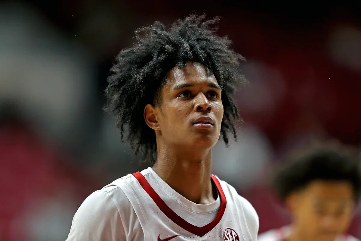 Según los informes, las autoridades encontraron 2,1 libras de marihuana y otra parafernalia de drogas en el apartamento de Aden Holloway.