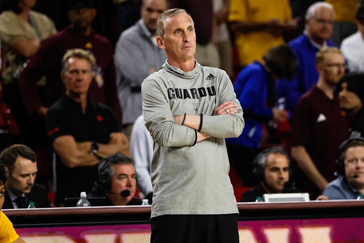 Se informa que Arizona State busca separarse del veterano entrenador en jefe Bobby Hurley después de 11 temporadas.