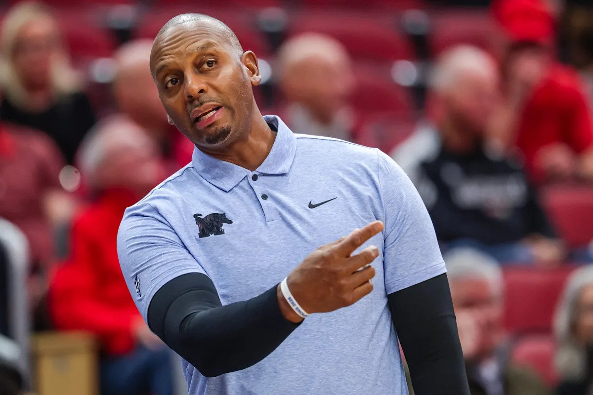 La entrenadora de Memphis, Penny Hardaway, regresa a los Tigres por novena temporada