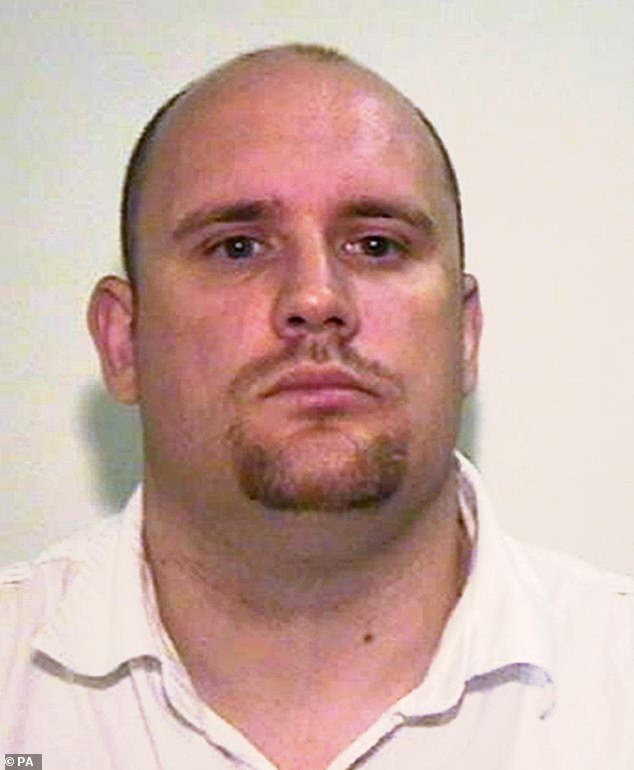 Uno de los peores pedófilos de Gran Bretaña, que convenció a una maestra de jardín de infantes para que abusara de 64 bebés y niños pequeños bajo su cuidado, está haciendo una nueva apuesta por la libertad.