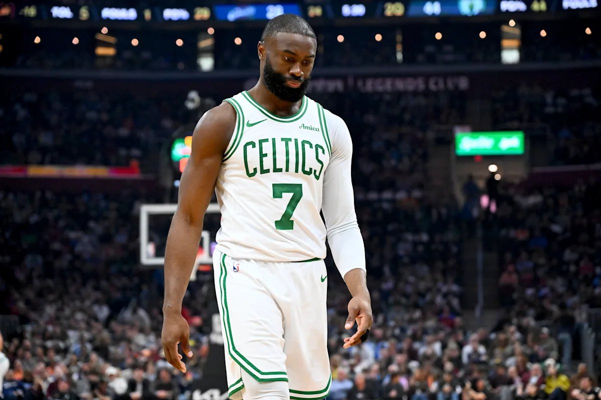 Jaylen Brown fue expulsado del enfrentamiento Celtics-Spurs debido a una acalorada discusión con los árbitros, se queja en las redes sociales en el entretiempo.