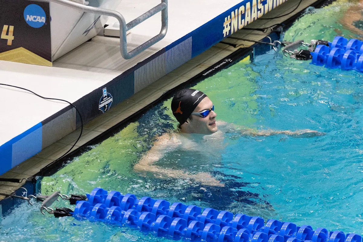 Campeonato masculino de natación y saltos de la NCAA: Hubert Kos mejora el récord de 100 espalda de la NCAA en 0,12 segundos