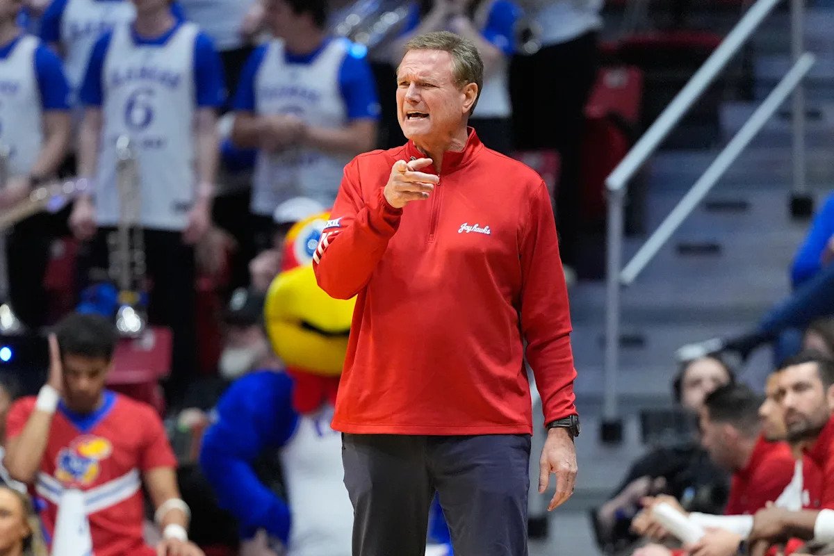 El entrenador de Kansas, Bill Self, desmiente los rumores de retirada a pesar de que no se ha comprometido a regresar: “No hay noticias”. Mala información.’