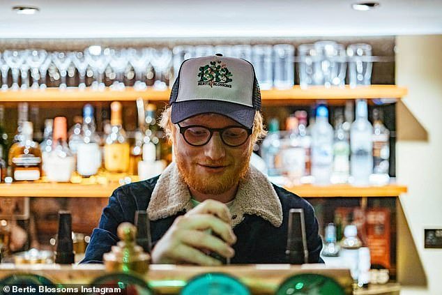 El bar y restaurante de Ed Sheeran, Bertie Blossoms, está siendo víctima de la crisis de los pubs en Gran Bretaña, ya que sus deudas aumentan a casi £1,3 millones tras la crisis del coronavirus.