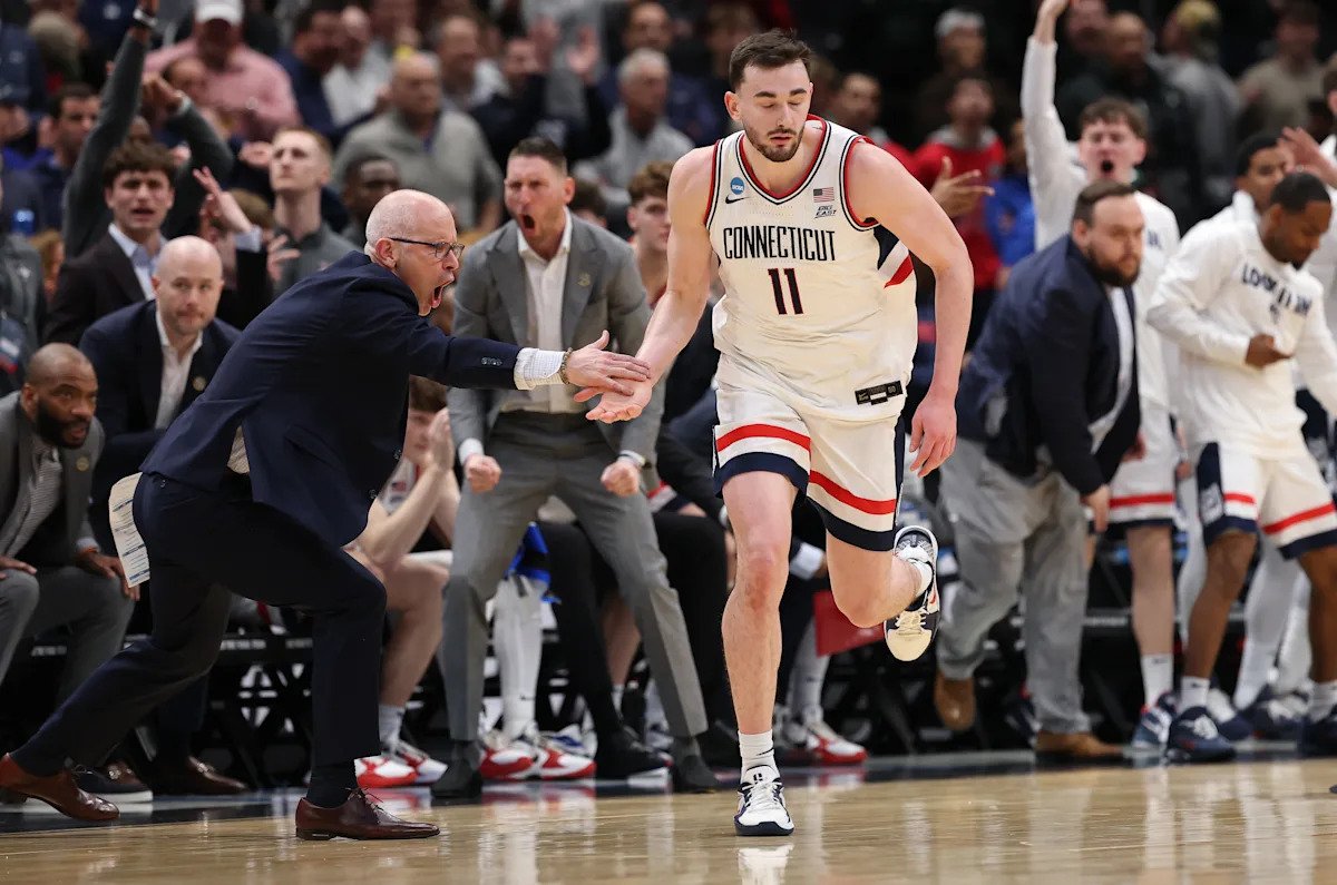 Batallas sangrientas en abundancia: después de sobrevivir al furioso aumento de MSU, UConn se enfrenta a un enfrentamiento en Duke con un puesto en la Final Four en juego