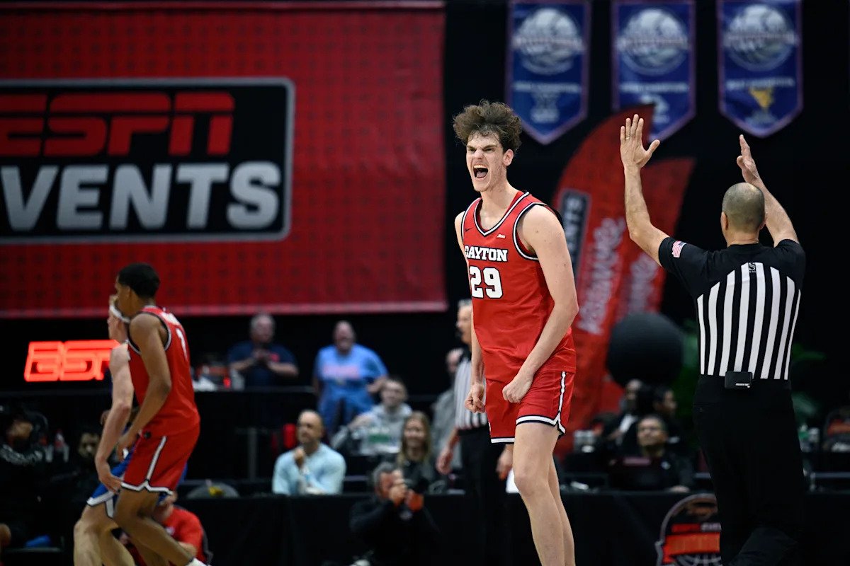 Dayton vence a Saint Louis en el torneo A-10 con un toque tardío que culmina unos frenéticos últimos 20 segundos