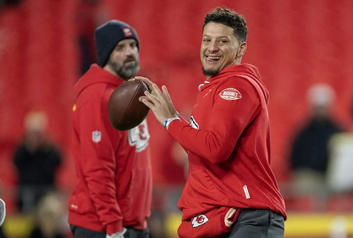 Patrick Mahomes publica un video de él lanzando, unos cuatro meses después de romperse el ligamento anterior cruzado