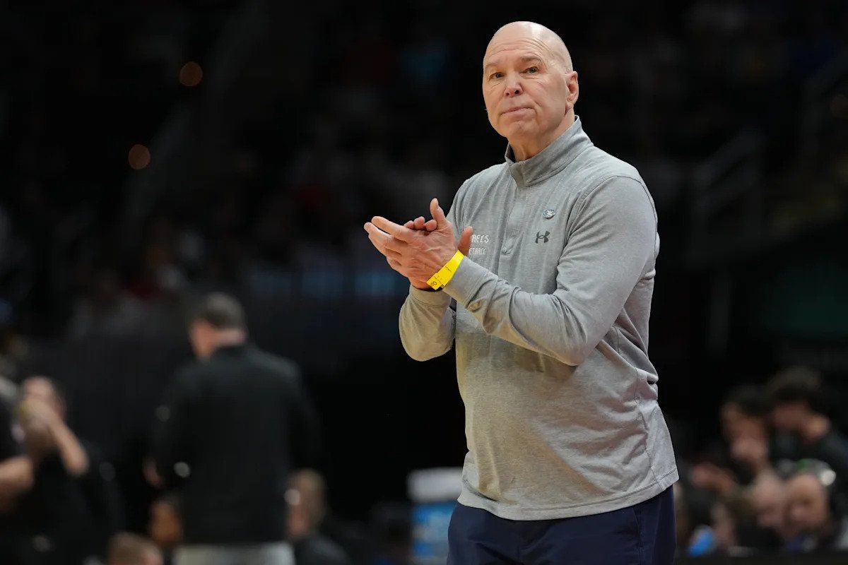 El estado de Arizona contrata al veterano entrenador en jefe de Saint Mary, Randy Bennett, para reemplazar a Bobby Hurley