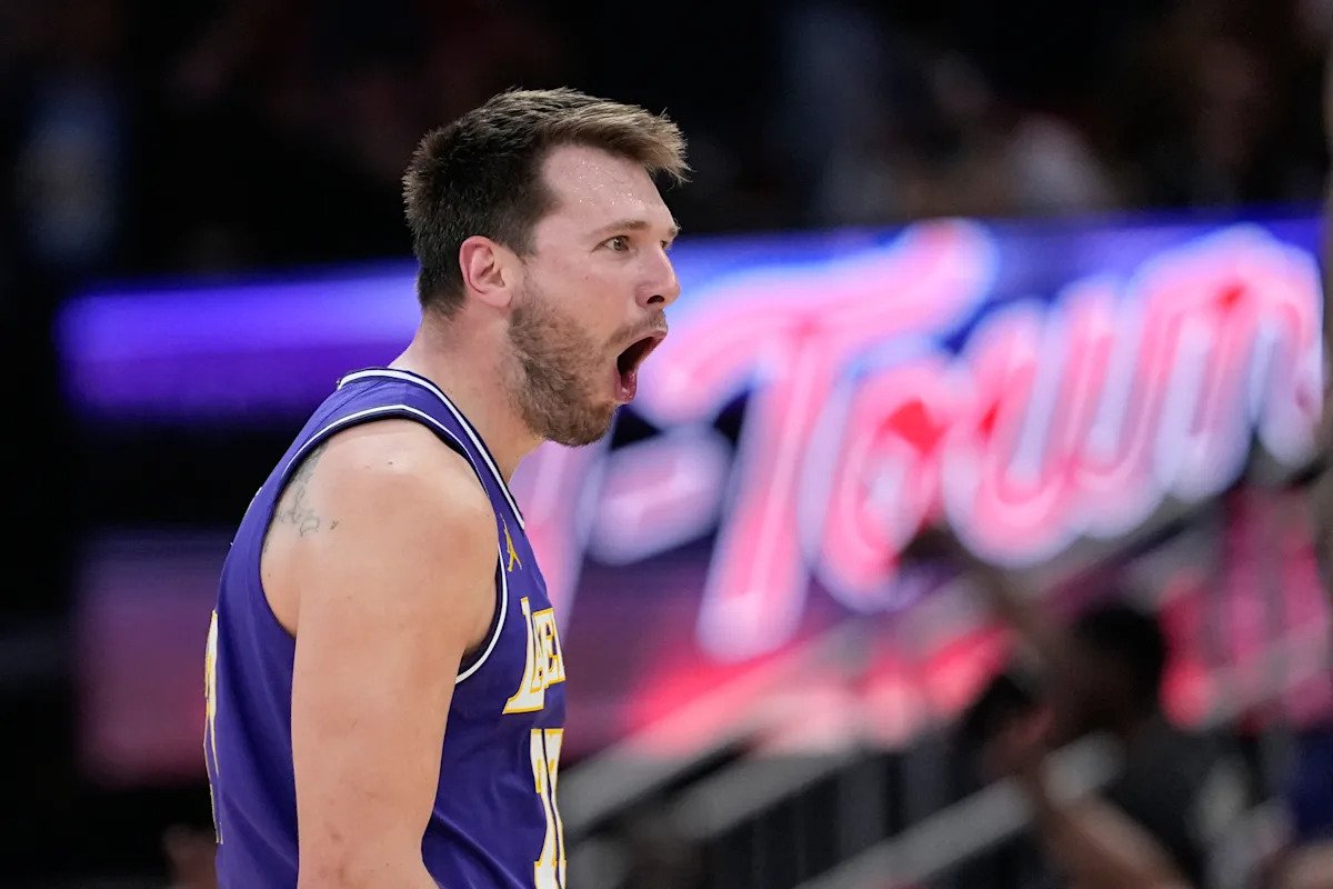 Luka Dončić anota el primer partido de 60 puntos de los Lakers desde el último partido de Kobe Bryant