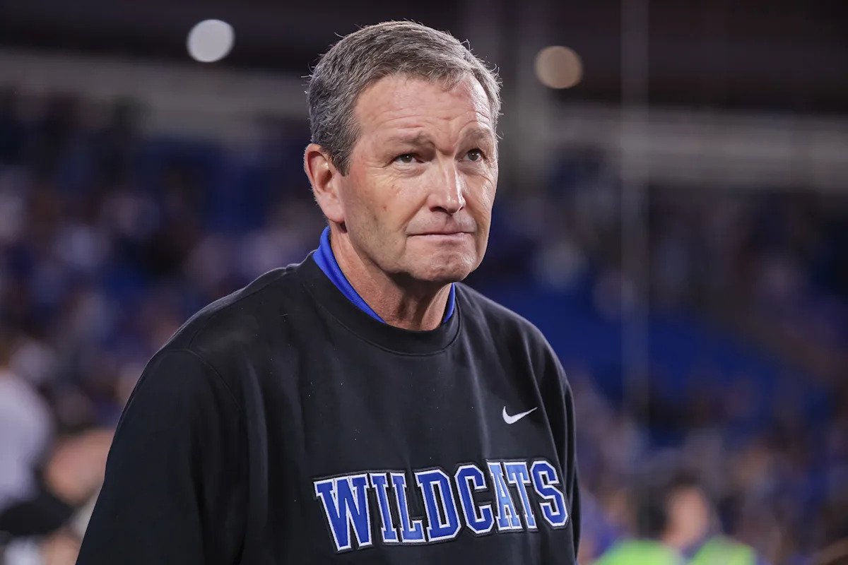 Mitch Barnhart de Kentucky se retirará en junio después de 24 años como director atlético