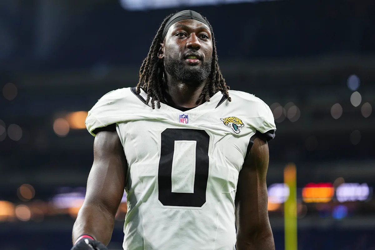 Según los informes, los Panthers están contratando al apoyador All-Pro Devin Lloyd de los Jaguars.