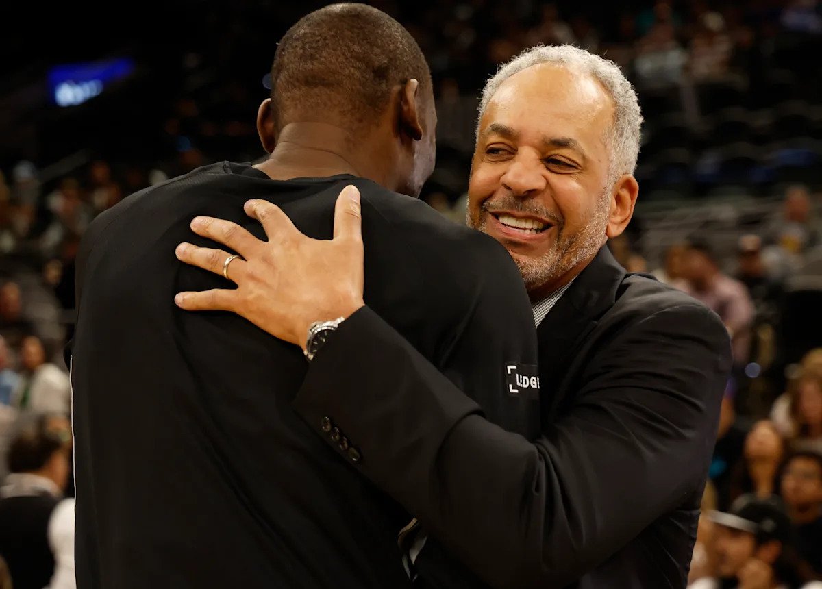 “Me pregunté si merecía esto:” Dell Curry reflexiona sobre la carrera de los Hornets y el ascenso del equipo antes de retirar la camiseta número 30