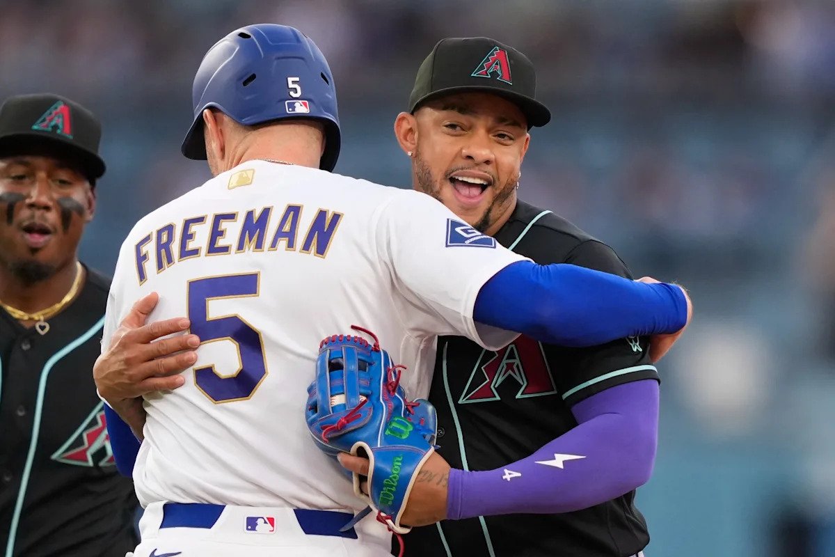Freddie Freeman recibe un abrazo de Ketel Marte durante la victoria de los Dodgers por 3-2 sobre los Diamondbacks