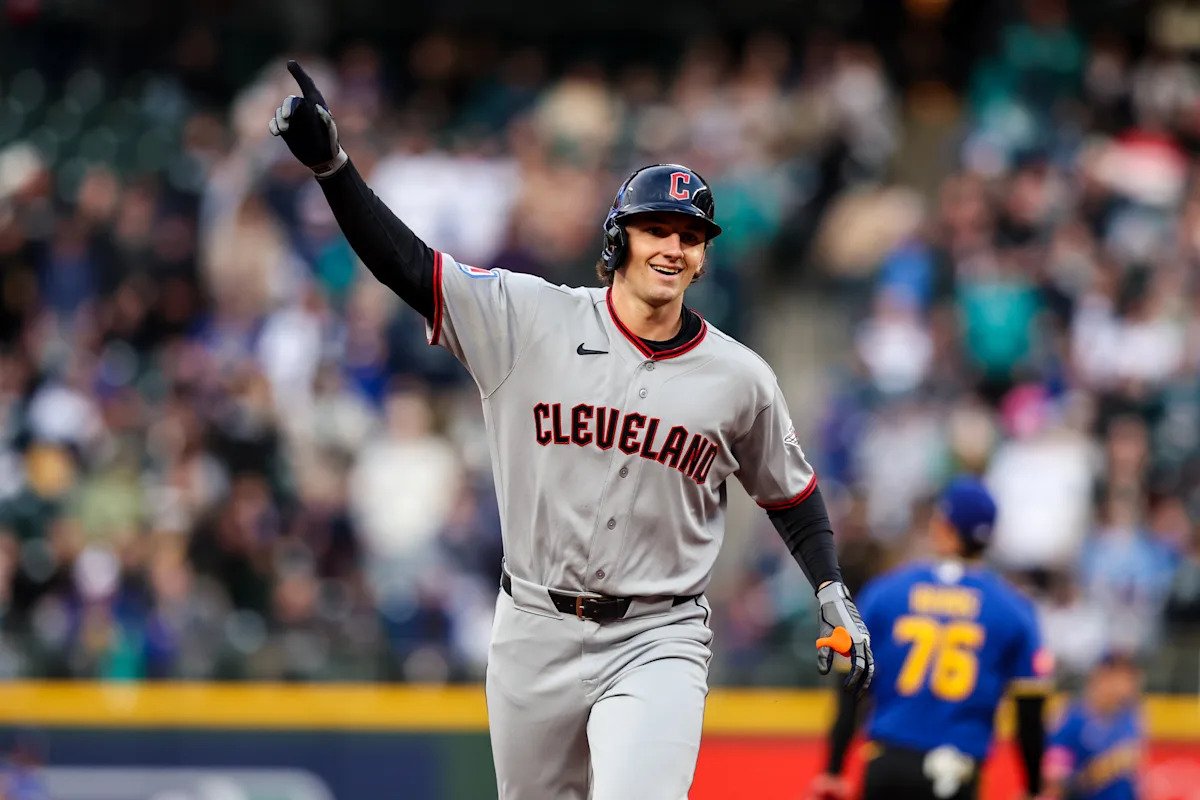 Los novatos Chase DeLauter y Sal Stewart obtienen los primeros honores de Jugador de la Semana de la Liga Americana y la Liga Nacional en 2026.