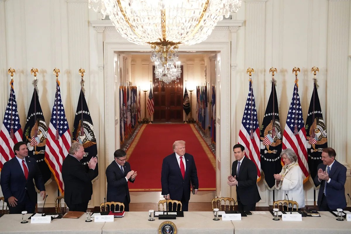 El presidente Trump insta a los líderes deportivos universitarios a regresar a la era anterior a cero: “Quiero volver exactamente a lo que teníamos y hacerlo cumplir en los tribunales”.