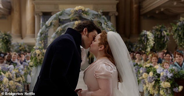 Los fanáticos estadounidenses adinerados de Bridgerton y The Crown acuden en masa a los Cotswolds para una boda esencialmente británica