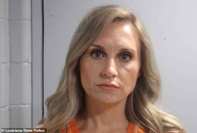 Misty Roberts fue declarada culpable de tener relaciones sexuales con la novia adolescente de su hijo durante su mandato como alcaldesa de DeRidder.
