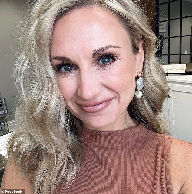 La alcaldesa de 43 años envió mensajes de texto de pánico a familiares, amigos y lugareños después de que supuestamente su propio hijo adolescente la sorprendiera teniendo relaciones sexuales con un chico de 16 años en una fiesta en la piscina.