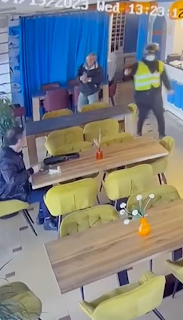 El despiadado “sicario de los condados locales” que mató a tiros a un empresario albanés en una disputa sangrienta de un millón de libras “organizada desde el Reino Unido” ha sido condenado a cadena perpetua