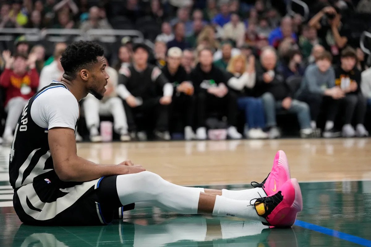 Giannis Antetokounmpo estará de baja al menos una semana después de sufrir una hiperextensión en la rodilla izquierda y un hematoma en el hueso.