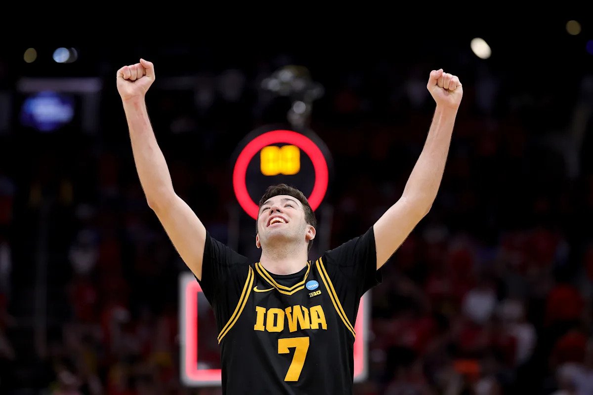 Iowa se recupera para poner fin al primer torneo de la NCAA de Nebraska y avanzar a su primer Elite Eight desde 1987