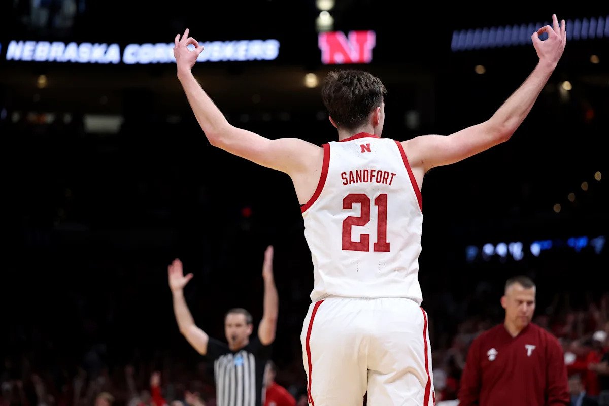 March Madness: Payton Sandfort de Thunder vuela durante la noche para sorprender a su hermano Pryce Sandfort mientras Nebraska se enfrenta a Troy