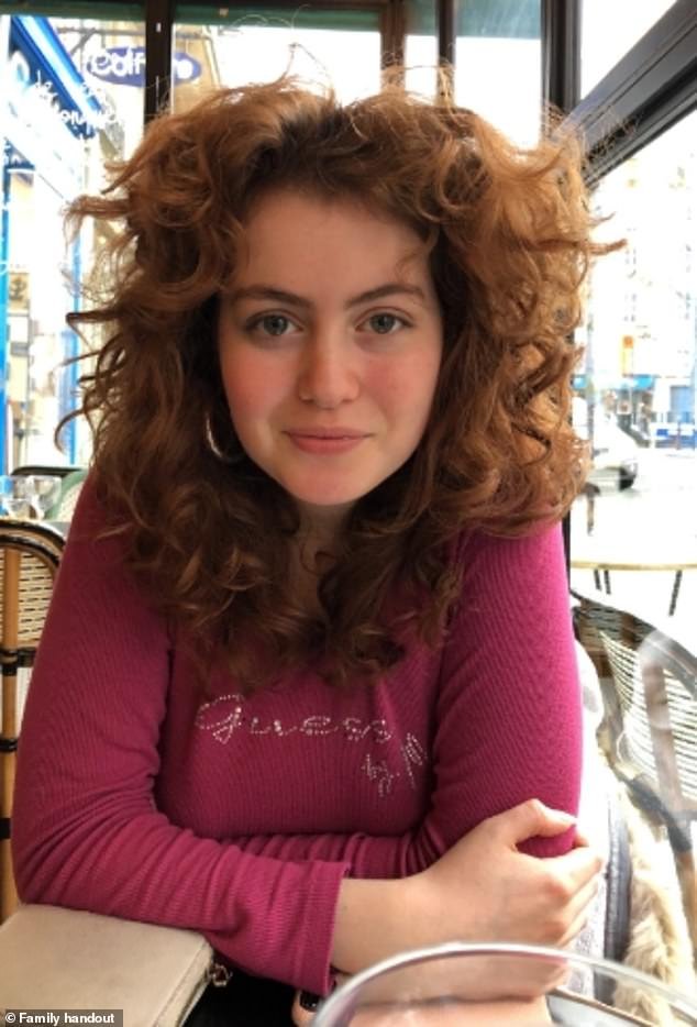 Los padres de una estudiante de 20 años que “sangraba por los ojos” tras contraer meningitis B creían que su hija estaba protegida y pidieron que la vacuna se extendiera a todos los jóvenes.