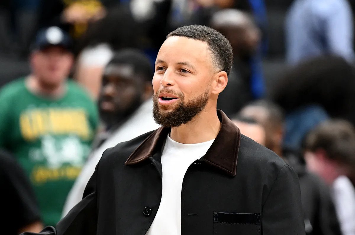 Stephen Curry está cerca de regresar con los Warriors, pero se perderá al menos dos partidos más cuando termine la temporada regular.