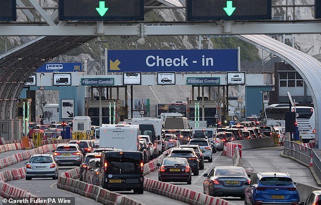 Las vacaciones de Semana Santa comienzan cuando los turistas se enfrentan a esperas de cuatro horas en el aeropuerto debido a los nuevos controles fronterizos de la UE, el aumento de los precios del combustible y el caos en las rutas ferroviarias.