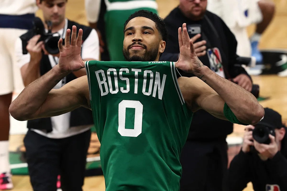 Jayson Tatum de los Celtics sale a la cancha por primera vez desde su lesión en el tendón de Aquiles y recibe una gran ovación