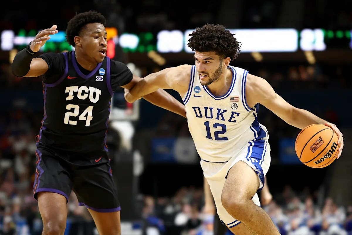 Cameron Boozer de Duke fue sancionado con una falta flagrante por darle un codazo en la cabeza a un jugador de TCU