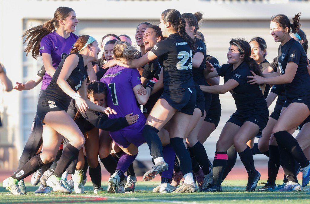 Layla Tucakovic y Mitty en las semifinales de fútbol femenino de la División II de CIF NorCal