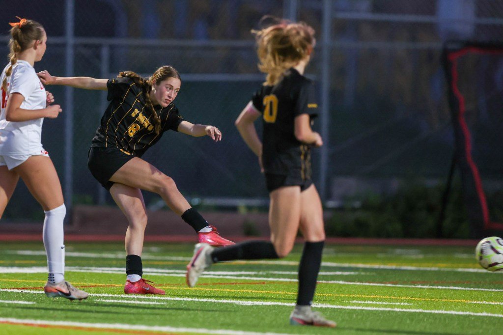 La estudiante de primer año Sadie Siedel anota el gol de la victoria en el juego de campeonato O’Dowd vs. CIF NorCal