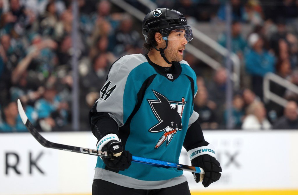 El delantero de los San Jose Sharks, Kiefer Sherwood, no está seguro de su futuro a medida que se acerca la fecha límite para cambios.