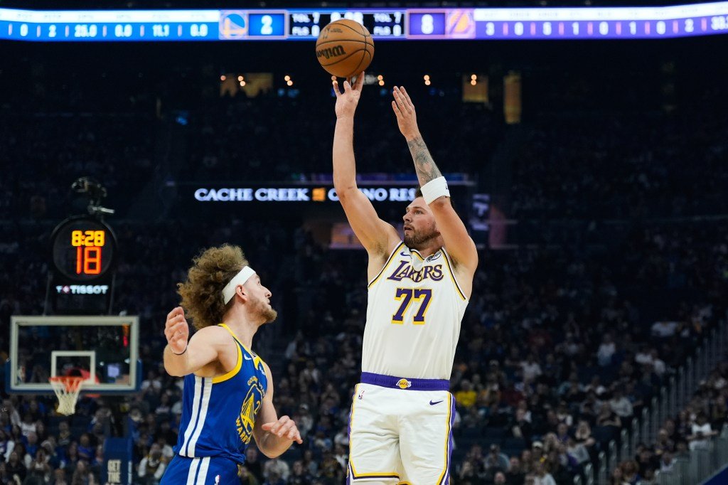Los Lakers se adelantan al inicio y huyen de los Warriors