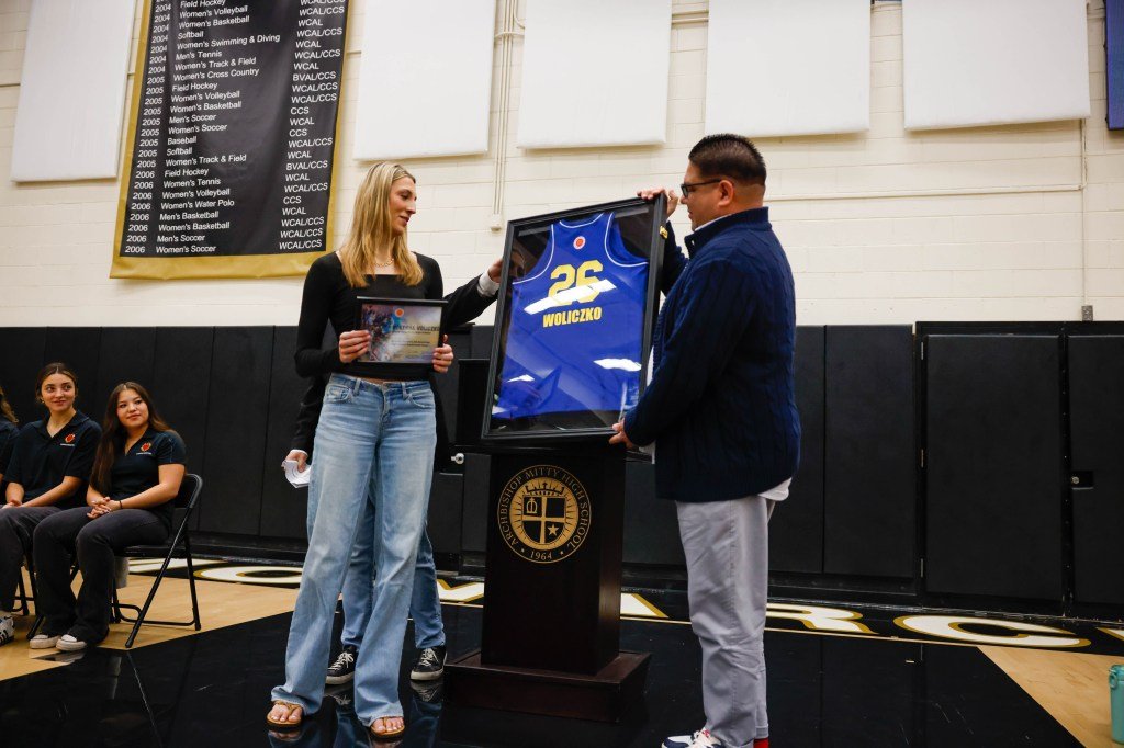 McKenna Woliczko de Mitty recibe la camiseta de baloncesto McDonald’s All-American