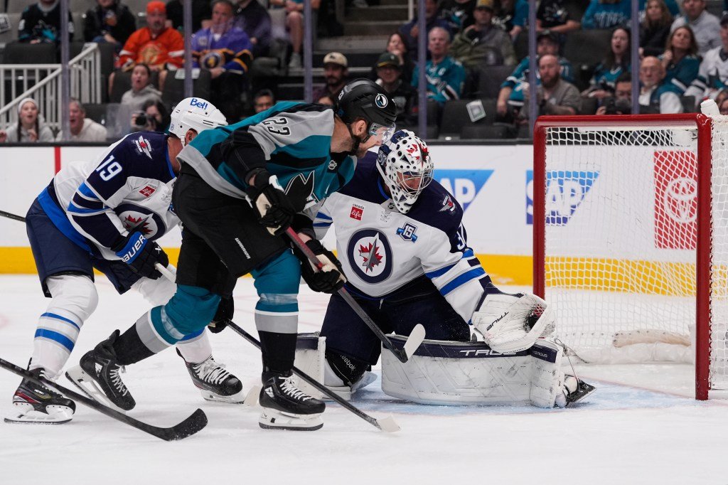 Michael Misa, San Jose Sharks vencieron a Winnipeg Jets, Connor Hellebuyck