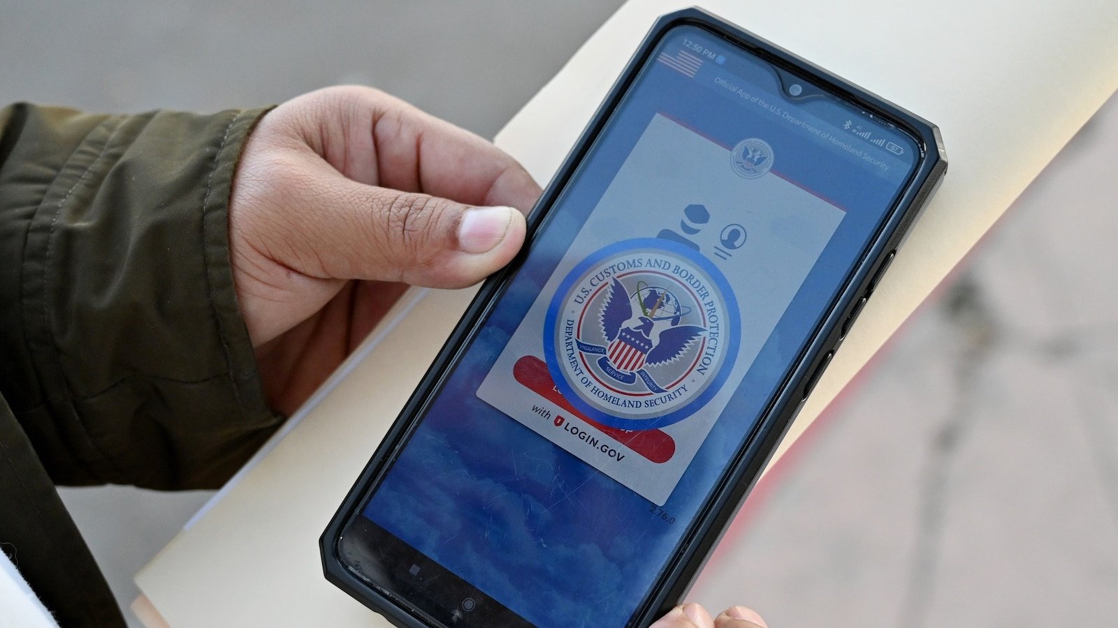 La administración debe restaurar el estatus legal a miles de inmigrantes, dictamina un juez