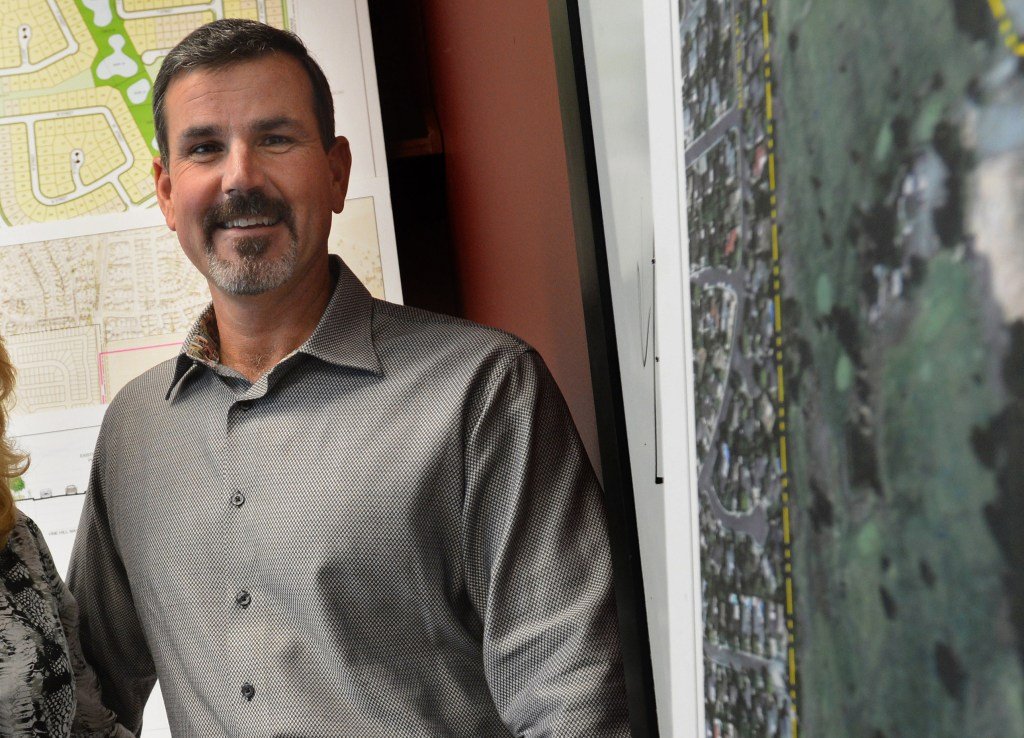 Los constructores de viviendas acusados dicen que los 5.000 dólares metidos en una taza de café no son un soborno