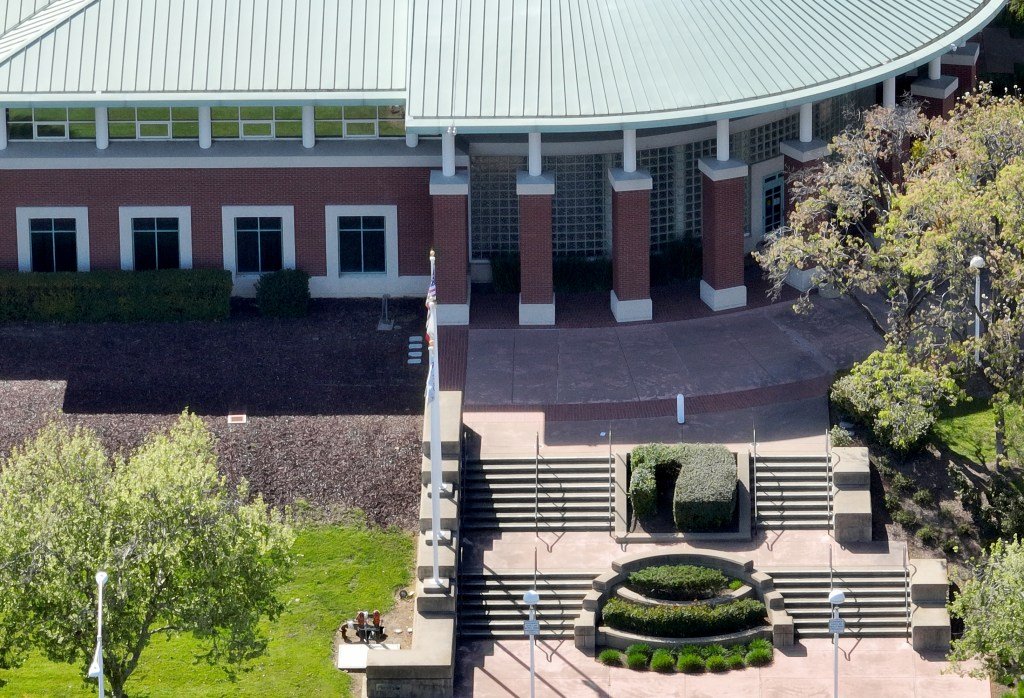 Después de escándalos, el Departamento de Policía de Antioch completa las reformas exigidas por el DOJ