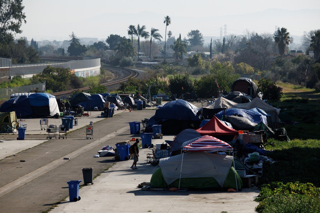 Cinco candidatos compiten por reemplazar a la senadora de East Bay, Aisha Wahab
