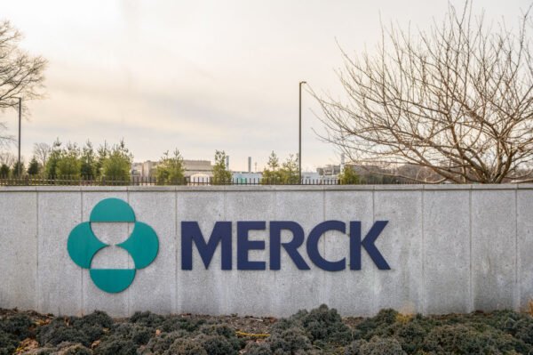 Con la adquisición de Terns por 6.700 millones de dólares, Merck está posicionada para desafiar un fármaco contra el cáncer de gran éxito de Novartis.