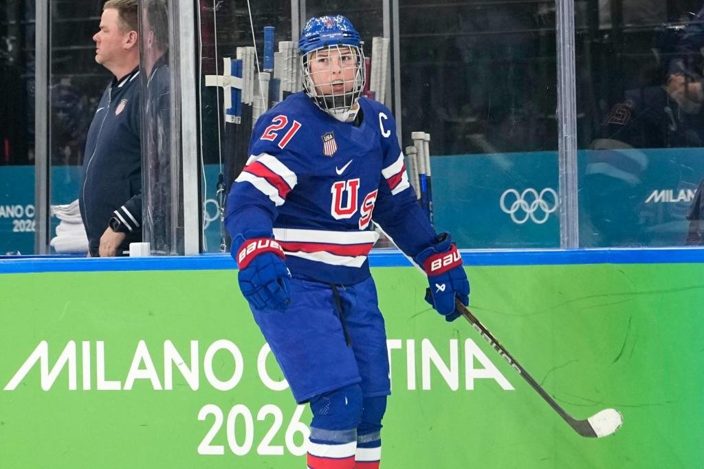 La capitana estadounidense, medallista de oro, Hilary Knight, revela que jugó en los Juegos Olímpicos con un ligamento cruzado anterior desgarrado