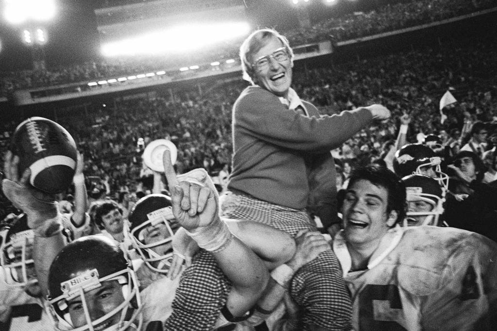 Muere Lou Holtz; La estrella del fútbol universitario dirigió a Notre Dame al título en 1988